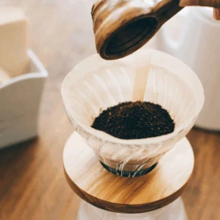 V60 Olive Wood Glass Dripper -Hario Europe 20200213 TAR 8989web