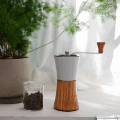 V60 Coffee Grinder Olive Wood N -Hario Europe P1050238 web