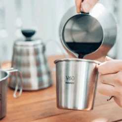 V60 Metal Coffee Server 14 V60 Metal Coffee Server -Hario Europe TAR 0549 web 34e07515 4dd1 4a31 9393 1aadf99def6b