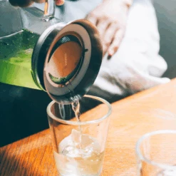 Tea Server Simply With Strainer Lid, 450/700mL -Hario Europe TS web01